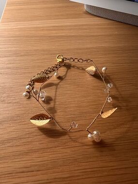 Davie & Chiyo - Elegant Gold Leaf and Pearl Bracelet - Delicate Women’s Jewelry